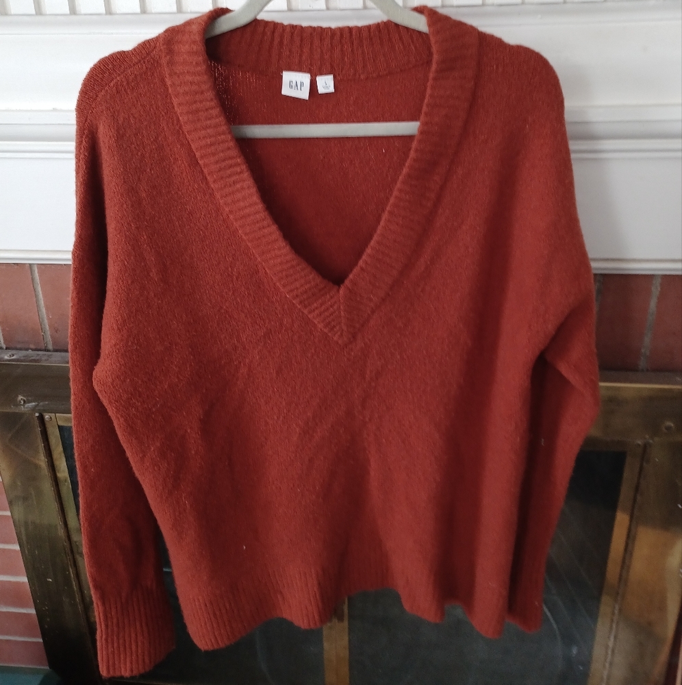 Gap v-neck sweater large